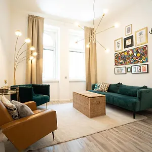 2-room On The First Floor With Designer Renovation. Exit To The Courtyard. 15 Minutes To Schloss Schoenbrunn Apartment Wien