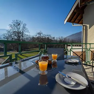 https://les-charmes-du-lac.hotels-rhonealpes.com